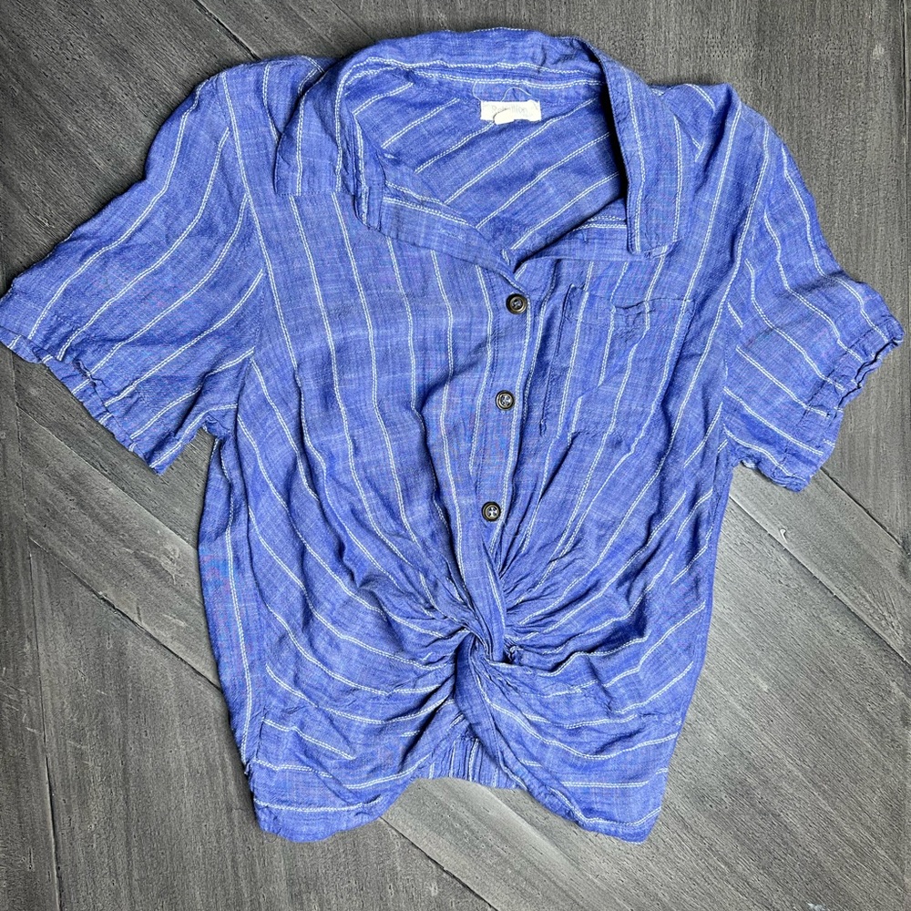 Short sleeve top with knot stretch waist size M